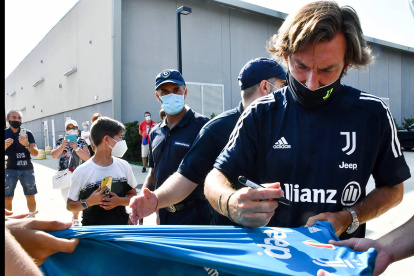 Andrea Pirlo, flamante entrenador de la Juventus, recibió muestras de cariño de parte de los aficionados del conjunto de Turín.