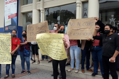 Plantón. Decenas de padres se congregaron en los exteriores para exigir que les reduzcan los valores a pagar.