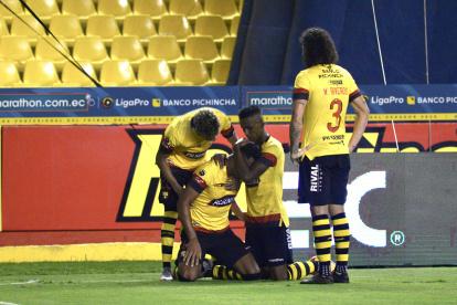 Los jugadores de Barcelona festejan un nuevo triunfo sobre los azules