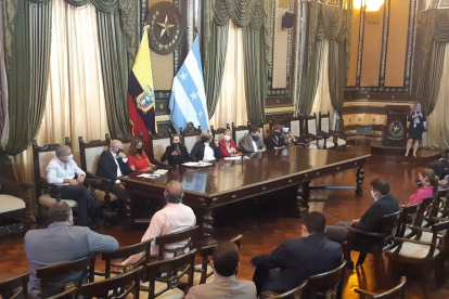 Encuentro. Los representantes de la industria turística durante la sesión de hoy, desarrollada en el Salón de la Ciudad.