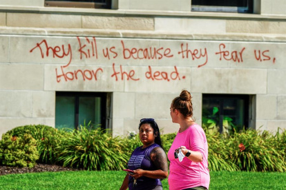 "Nos matan porque nos temen. Honoren a los muertos." lee un graffiti en el palacio de justicia de Kenosha, Wisconsin.