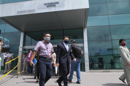 Cristián Castelblanco, procurador síndico municipal, saliendo de la audiencia en la fiscalía.