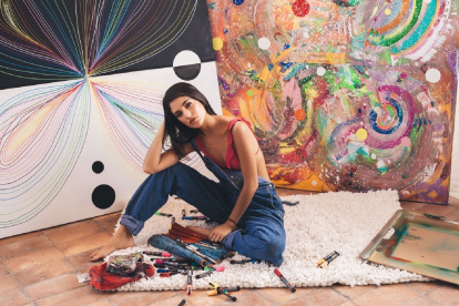 Sus cuadros demuestran su inclinación por el arte abstracto.