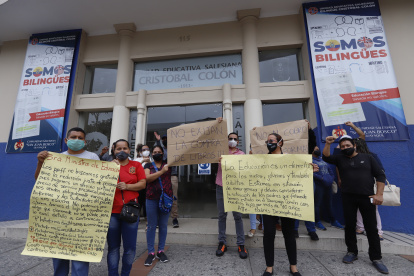 Padres de familia del Cristóbal Colón y Domingo Comín, realizaron un plantón pacífico.