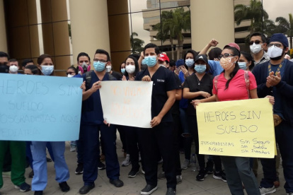 Hecho. Decenas de internos se congregaron en los exteriores del Gobierno del Litoral, este 24 de agosto.