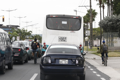 La ciclovía. En los primeros kilómetros de la arteria, debido a que la obra es inexistente, los ciclistas circulan junto a los buses, motos y vehículos livianos.