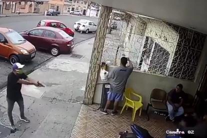 Los antisociales llegaron en una motocicleta y apuntan a las víctimas.CAPTURA DE VÍDEO