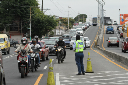 Hecho. Desde el lunes 24 de agosto la ATM prohibió invadir los carriles exclusivos de la Metrovía.