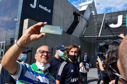 Andrea Pirlo (d), ahora como entrenador de Juventus, cuenta con el respaldo de la afición de ese equipo.
