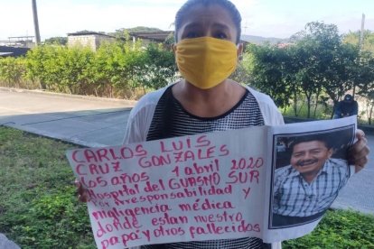 La mujer ha participado en plantones junto a otras personas quienes atraviesan por la misma calamidad.