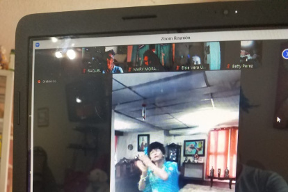 Un muestra de las clases que reciben por Zoom los jubilados.