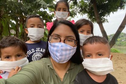 Camile González llegó con la campaña ‘Hermano ecuatorino seguro’, que consiste en la entrega de mascarillas.