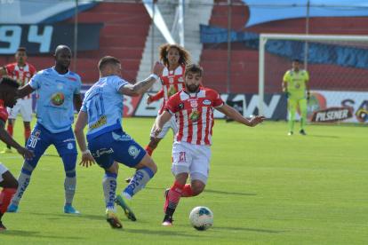 Los celestes y el Rodillo buscaron la red rival, pero la falta de puntería impidió que se obtengan los tres puntos.
