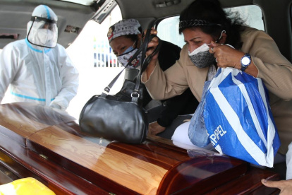 Familiares de Leopoldo contrataron una funeraria para que retire su cuerpo del laboratorio de Criminalística.
