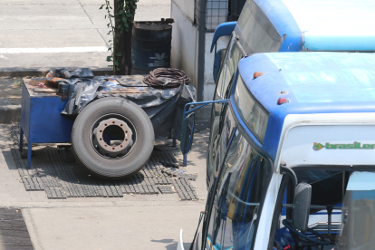 Crisis. Uno de los buses, despiezado para servir como repuesto.