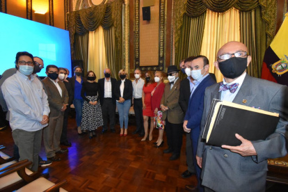 Encuentro. Los representantes del sector turístico durante una reunión con la alcaldesa Viteri, hace pocos días.