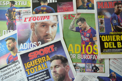 Las portadas de los diversos medios deportivos del mundo fueron para anunciar la salida de Lio del Barça.