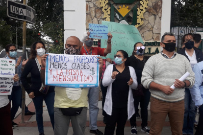Los padres de familia del colegio Nueva Semilla realizaron un plantón en los exteriores del plantel.