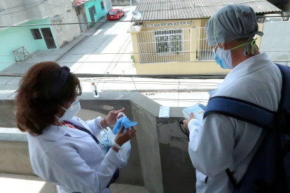 Los médicos en el proceso de realización de una prueba de COVID-19.