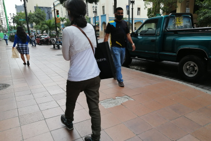 En la avenida 9 de Octubre y Chile se ve que faltan baldosas en la vereda.