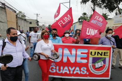 Con carteles y caceroas, los maestros se apostaron en los exteriores del colegio Vregeles.
