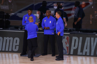 Los árbitros programados para el partido de los Orlando Magic- Milwaukee conversan ante la ausencia de los jugadores