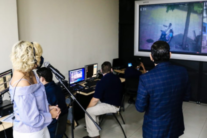 Hecho. La alcaldesa Cynthia Viteri comprobó las incidencias que llegan al sistema de videovigilancia.