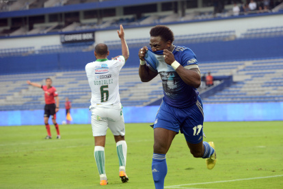 Roberto Ordóñez celebra el primer tanto de la victoria de Emelec ante Liga de Portoviejo.