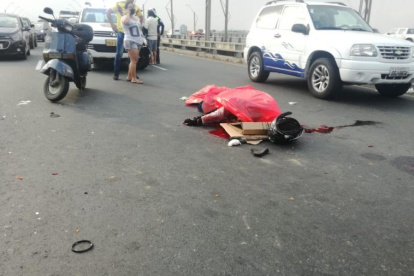 El cuerpo del fallecido quedó tendido sobre la calzada del puente de la Unidad Nacional.
