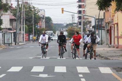 Atención. Los ciclistas recomiendan mirar a todos lados y estar atentos a las señales de tránsito antes de cruzar una vía.