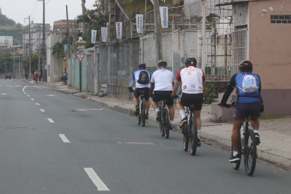 Hecho. Los ciclistas y expertos en movilidad hacen énfasis en la distancia que debe haber entre los biciusarios para evitar incidentes.