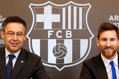 La importancia de Lionel Messi en Barcelona supera incluso la presencia del presidente del club, Josep Maria Bartomeu (i).