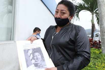 La mujer presentó una denuncia tras la desaparición del cuarto de sus vástagos, pero dos días después encontró un pedazo de su pie en una zona árida.