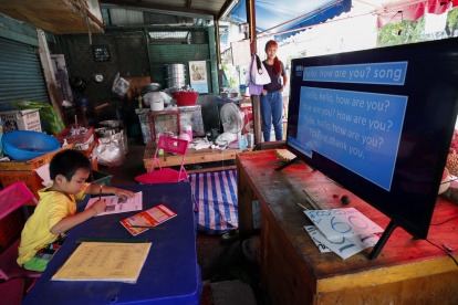 Vista de un niño tomando clases por televisión.