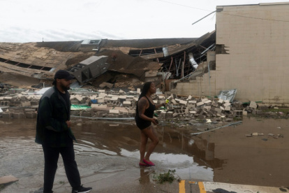 un edificio destruido en Lake Charles, Luisiana, tras el paso del huracán Laura