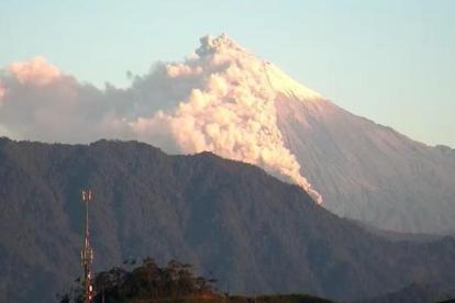 El Instituto Geofísico advierte de que el volcán Sangay aumenta su actividad.