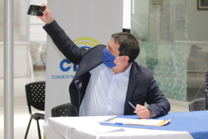 Andrés Arauz se hizo varios auto retratos durante el proceso de aceptación de la precandidatura.