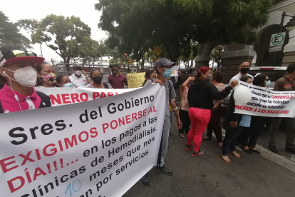Manifiesto. La protesta se llevó a cabo hoy, en los exteriores de la Gobernación del Guayas.