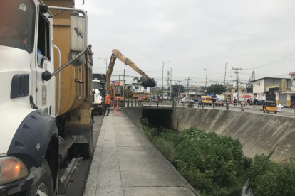 Maquinaria retira los materiales que obstruyen los canales.