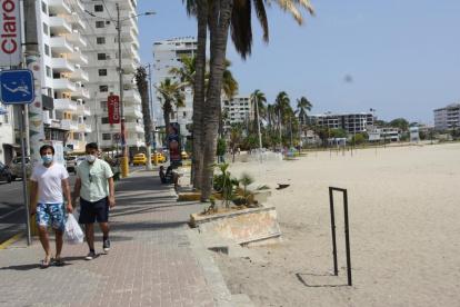 Dos drones vigilarán a los turistas, además de 150 agentes en los malecones de Salinas.