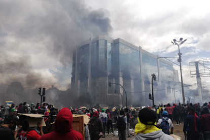 El edificio de la Contraloría fue quemado en las protestas de octubre