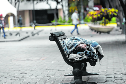 En la Plaza San Francisco es donde más se congregan los indigentes.