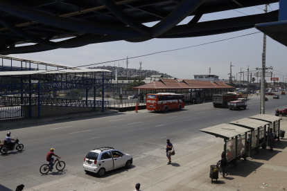 Sitio. En este paradero, ubicado frente a la terminal, los usuarios y trabajadores aledaños coinciden que ciertos buses dejan a los pasajeros.
