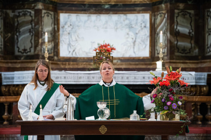 ESTOCOLMO. La sacerdote Sandra Signarsdotter (derecha) y la diácono Ingrid El Qortobi, ofrecen el servicio dominical en la iglesia Gustaf Vasa.
