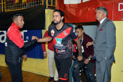 Iván Kaviedes fue suspendido un mes por agredir a un árbitro en la segunda división.