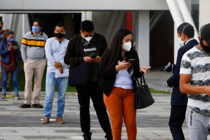 La línea de tendencia acumulada nacional de casos confirmados por fecha de inicio de síntomas permanece estable.