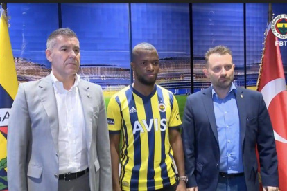 Enner Valencia (c) durante su presentación oficial como nuevo jugador del club turco.