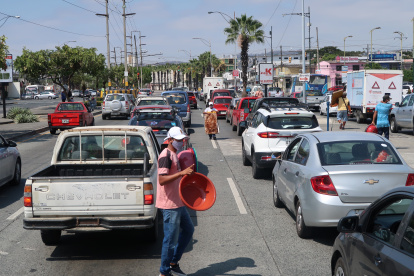 El tráfico en la avenida Francisco de Orellana es común. En los semáforos no solo los comerciantes ofrecen productos.