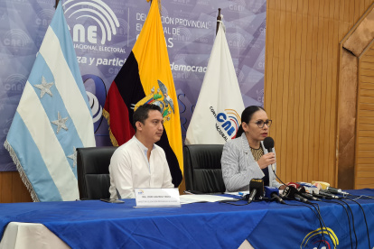 La presidenta del CNE junto al delegado electoral en Guayas, John Gamboa, en la rueda de prensa de hoy en la Delegación Provincial.