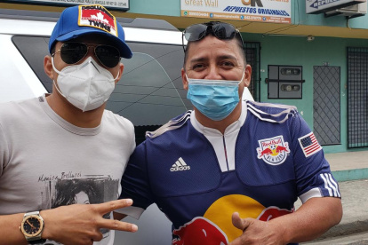 Jefferson Montero (i), futbolista ecuatoriano que milita en el fútbol inglés, está de paso por Guayaquil.